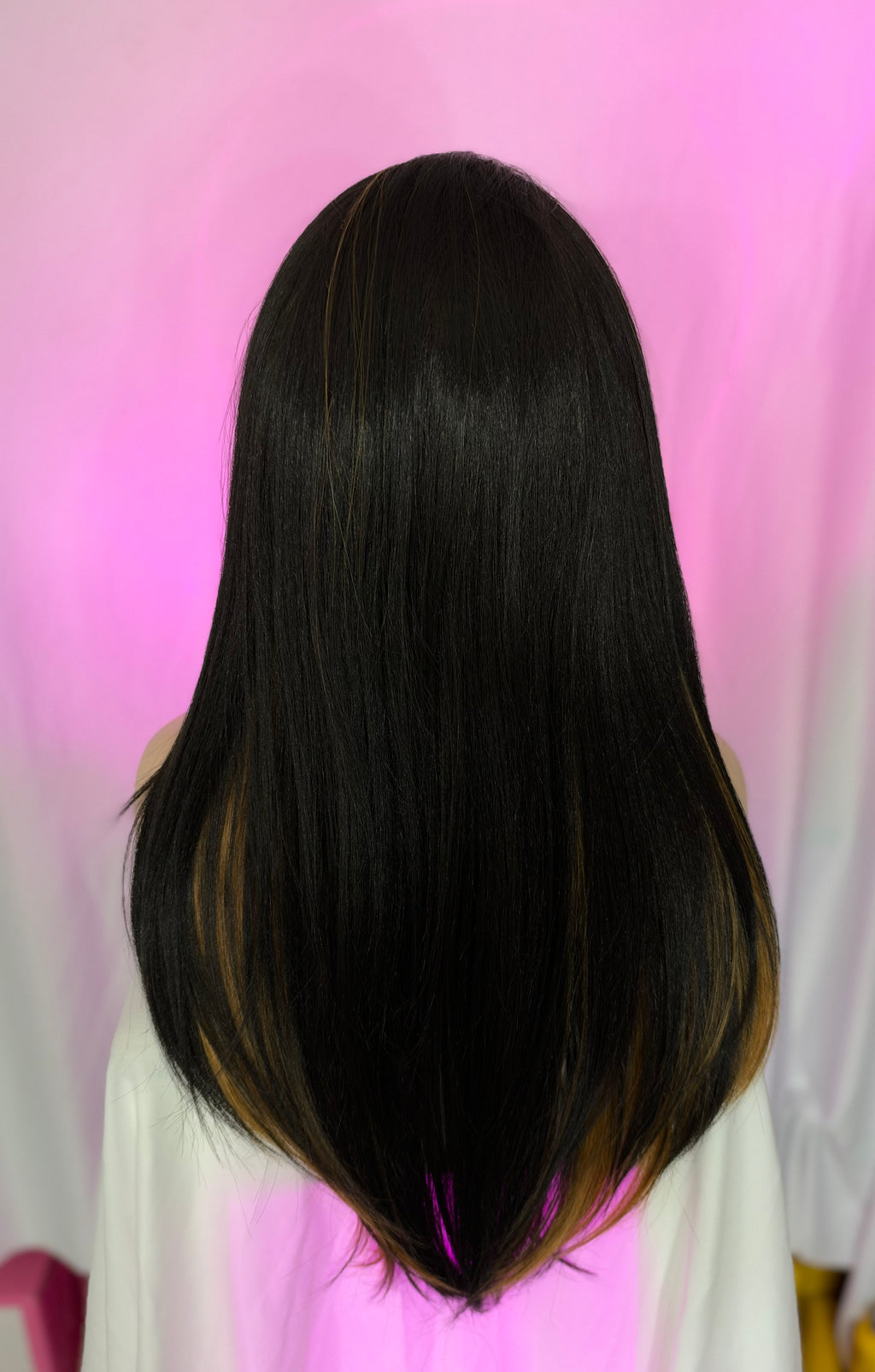 Peluca 177 de Cabello 100% Fibra Premium Negro Natural con Luces color Almendra, Lace Front, Partidura Libre.