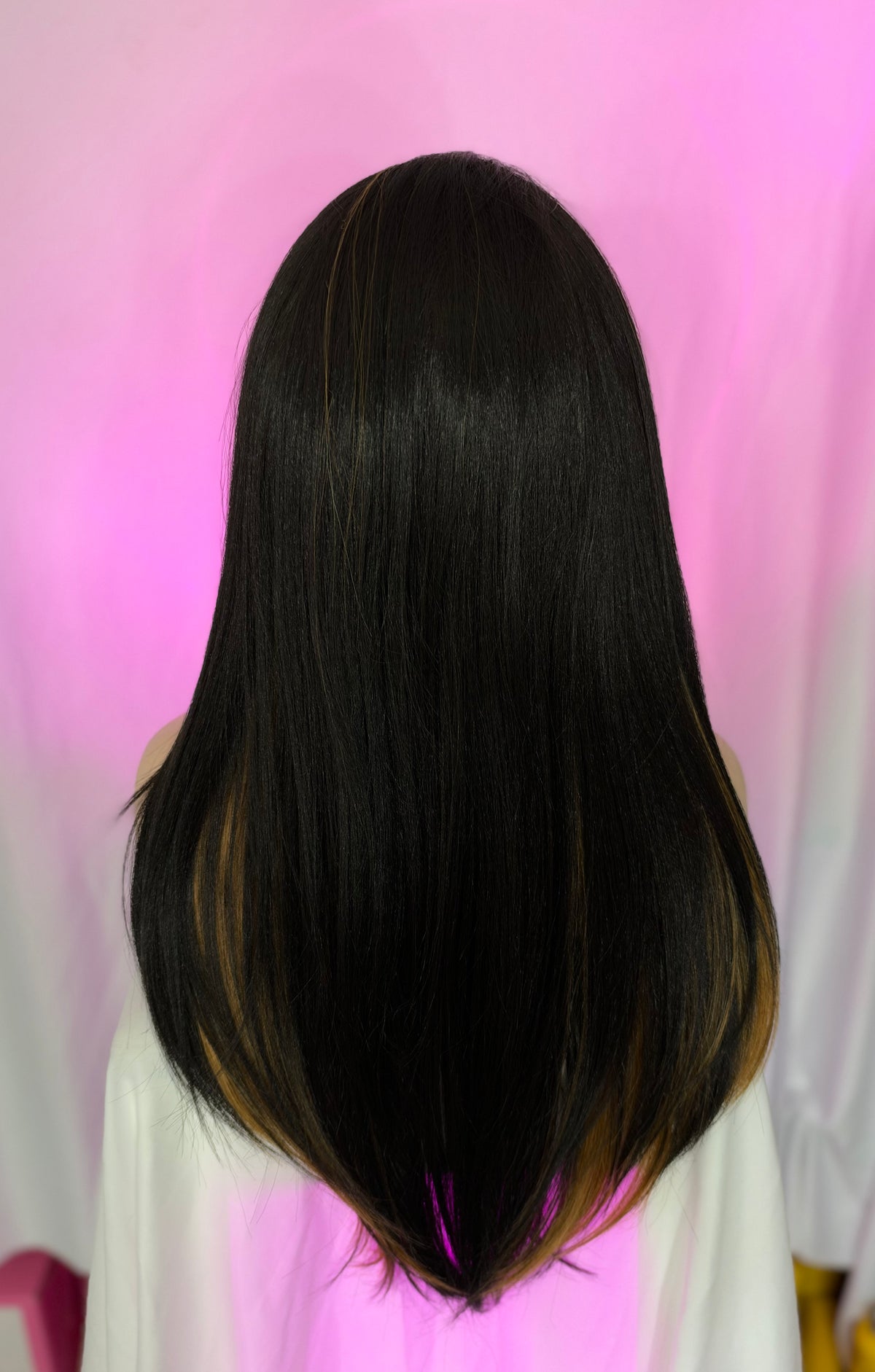Peluca 177 de Cabello 100% Fibra Premium Negro Natural con Luces color Almendra, Lace Front, Partidura Libre.