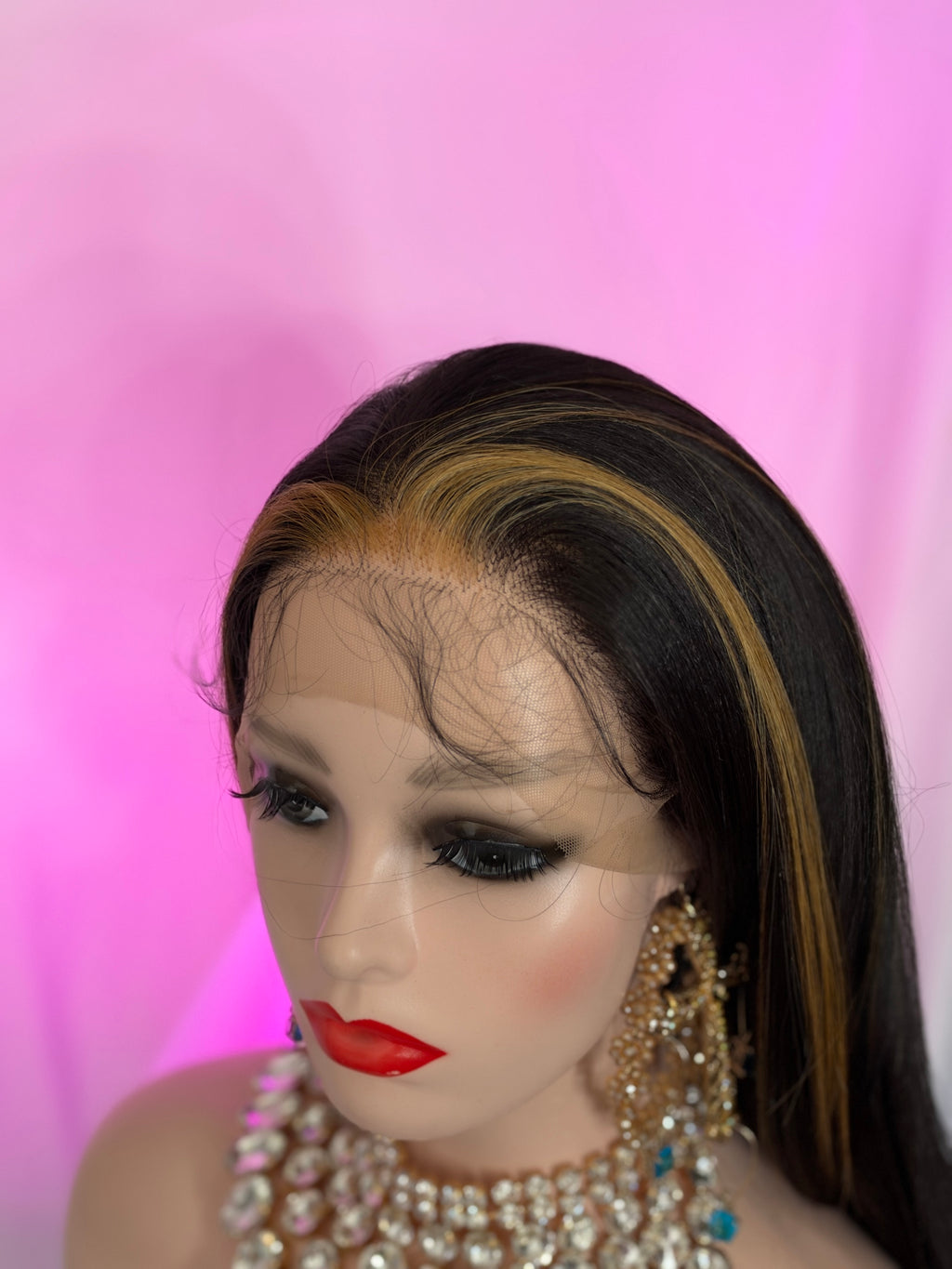 Peluca 177 de Cabello 100% Fibra Premium Negro Natural con Luces color Almendra, Lace Front, Partidura Libre.