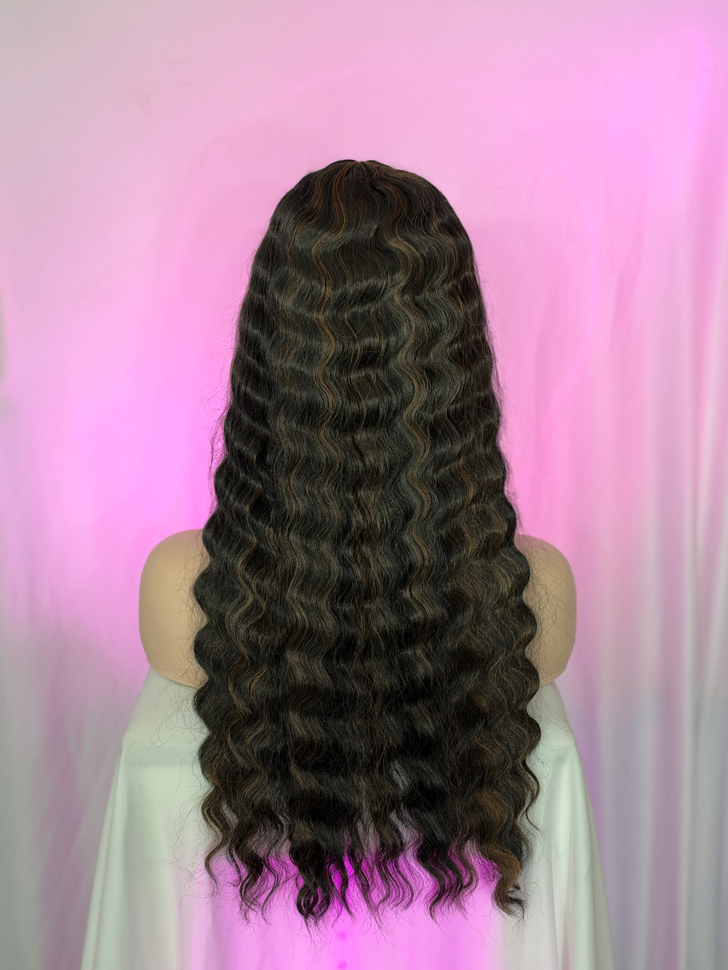 Peluca 234 de Cabello Fibra 100% Premium 30 Pulgadas Negro Natural con Luces Castañas, Lace Frontal.