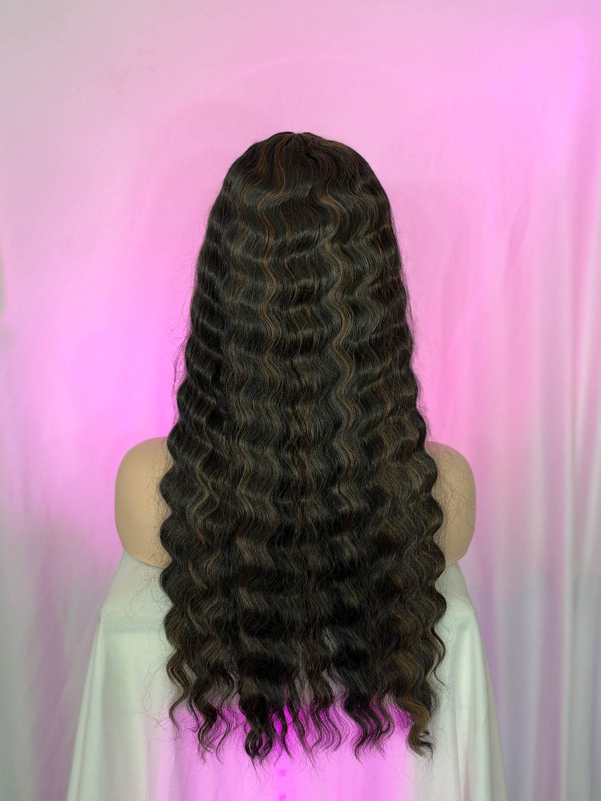 Peluca 234 de Cabello Fibra 100% Premium 30 Pulgadas Negro Natural con Luces Castañas, Lace Frontal.