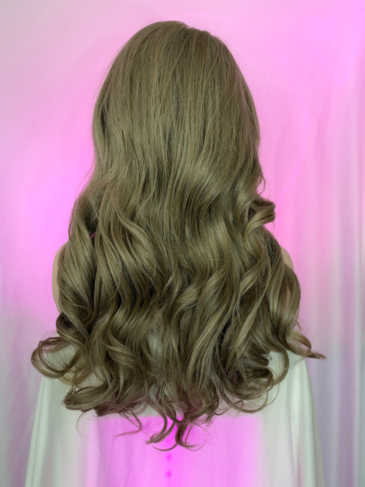 Peluca 235 de Cabello Fibra 100% Premium 30 Pulgadas Rubia Ceniza Lace Frontal, Partidura Libre.